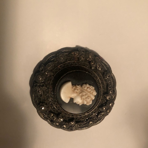 Lapel pin Cameo - Picture 3 of 3